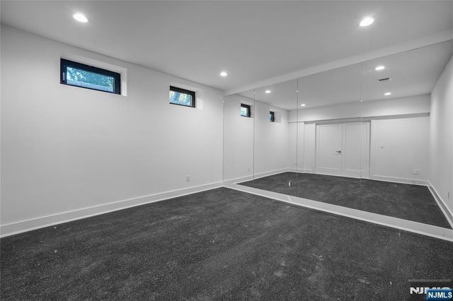 33 Oliver Road, Paramus, NJ 07652