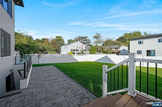 33 Oliver Road, Paramus, NJ 07652