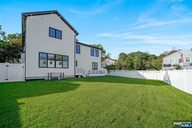 33 Oliver Road, Paramus, NJ 07652