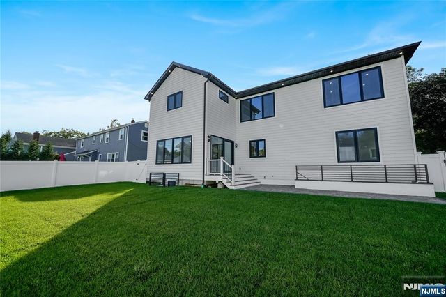 33 Oliver Road, Paramus, NJ 07652