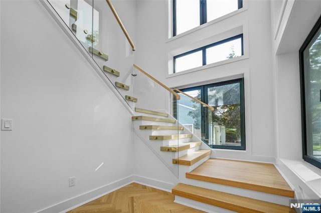 33 Oliver Road, Paramus, NJ 07652