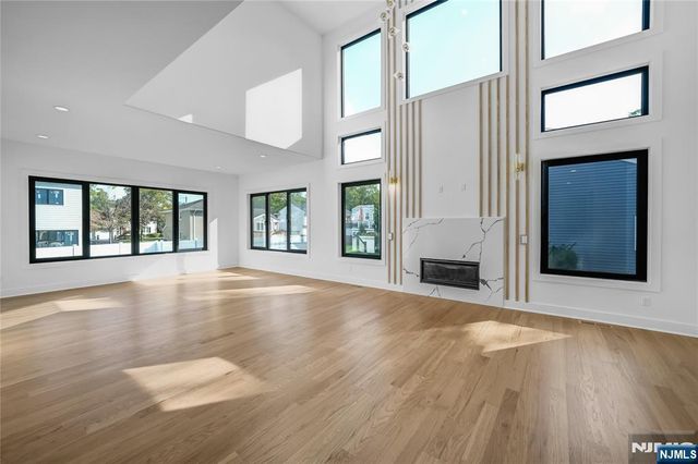 33 Oliver Road, Paramus, NJ 07652