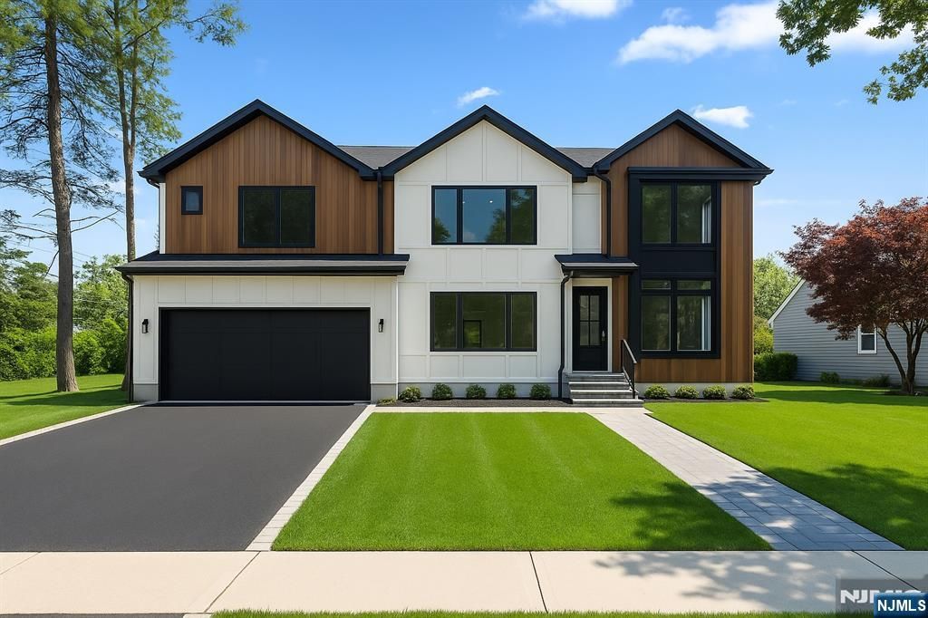 33 Oliver Road, Paramus, NJ 07652