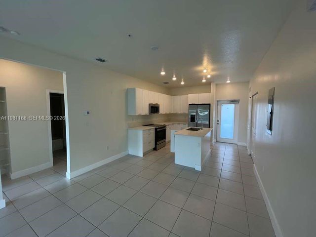 8001 NW 41st St F-202, Doral, FL 33166