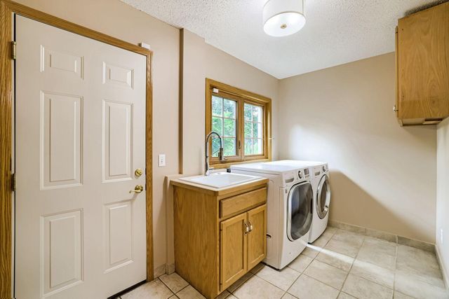 1119 Bonnieview Drive, Woodbury, MN 55129