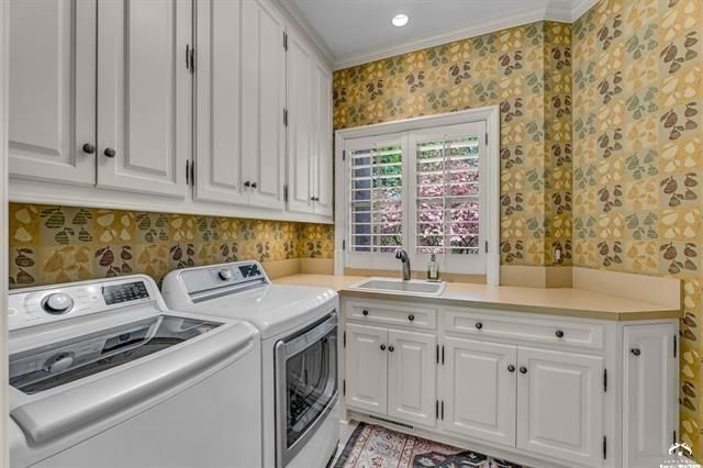 208 Fall Creek Drive, Lawrence, KS 66049