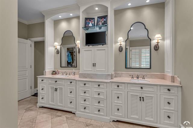 208 Fall Creek Drive, Lawrence, KS 66049