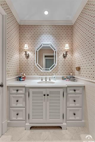 208 Fall Creek Drive, Lawrence, KS 66049