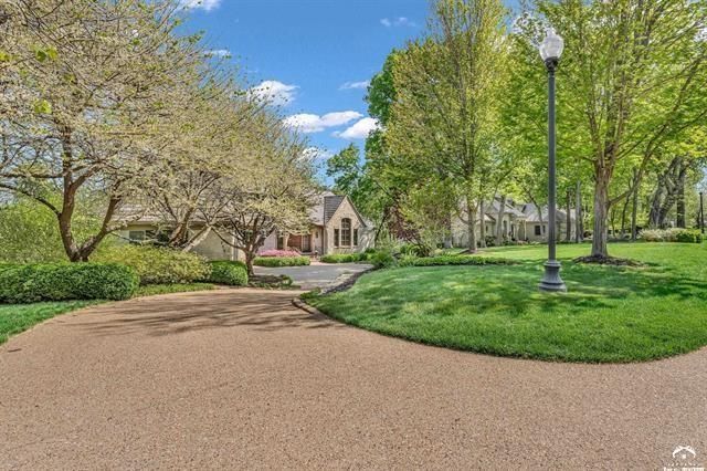 208 Fall Creek Drive, Lawrence, KS 66049