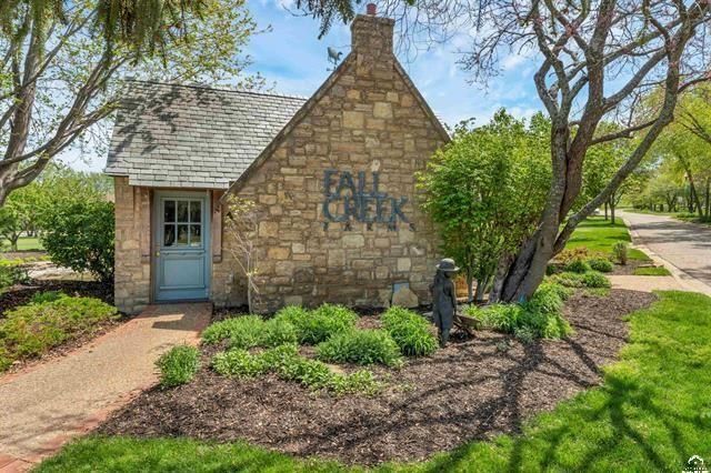 208 Fall Creek Drive, Lawrence, KS 66049