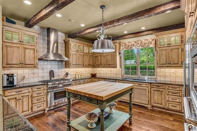 208 Fall Creek Drive, Lawrence, KS 66049