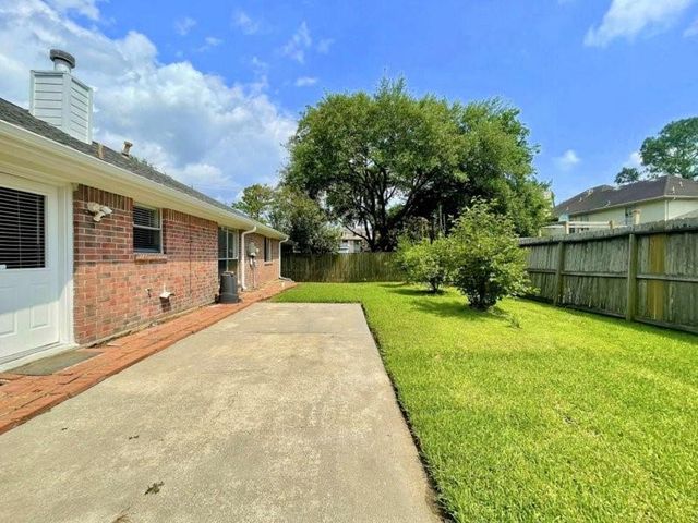 15514 Heritage Country Court, Friendswood, TX 77546
