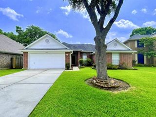 15514 Heritage Country Court, Friendswood, TX 77546