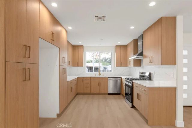 7040 Tyrone Avenue, Van Nuys, CA 91405