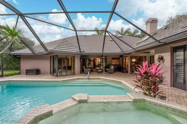 812 Pine Creek LN, Naples, FL 34108