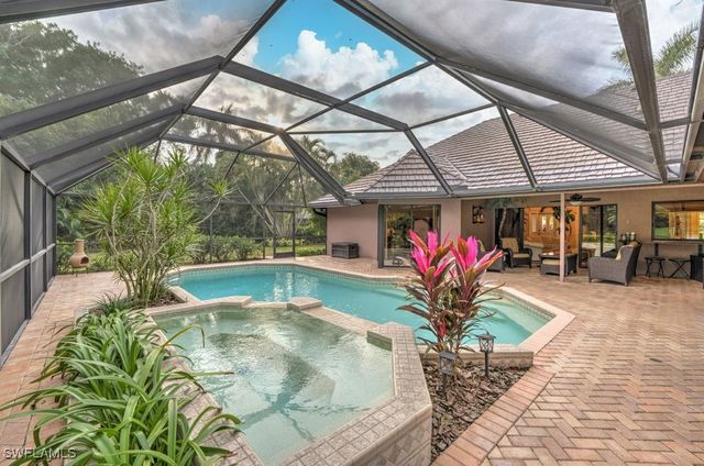 812 Pine Creek LN, Naples, FL 34108