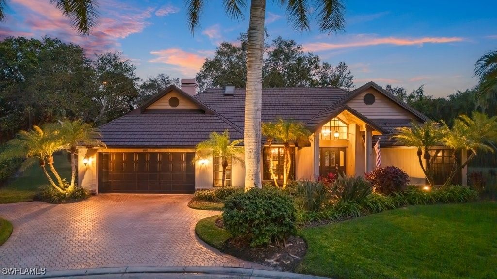 812 Pine Creek LN, Naples, FL 34108
