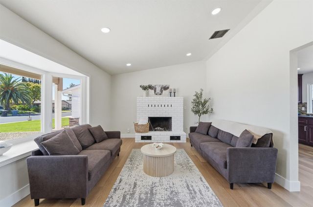 1376 Speer St, Oakdale, CA 95361