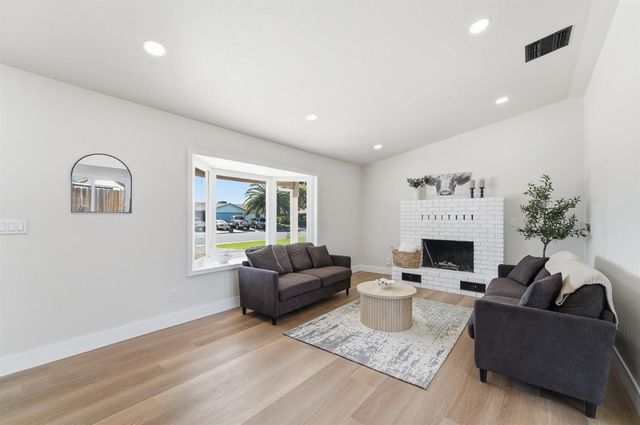 1376 Speer St, Oakdale, CA 95361