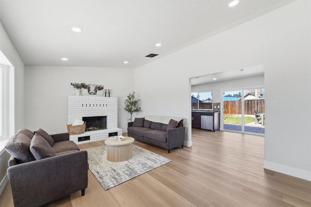 1376 Speer St, Oakdale, CA 95361