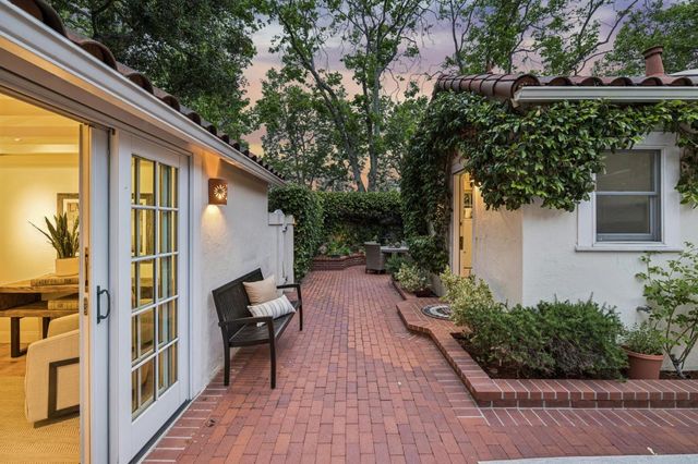 690 Lincoln Avenue, Palo Alto, CA 94301