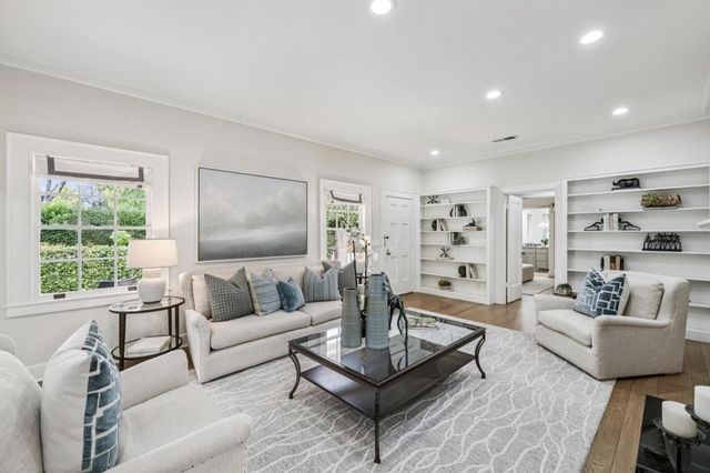690 Lincoln Avenue, Palo Alto, CA 94301