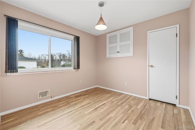 20 Steuben Drive, Oyster Bay, NY 11753