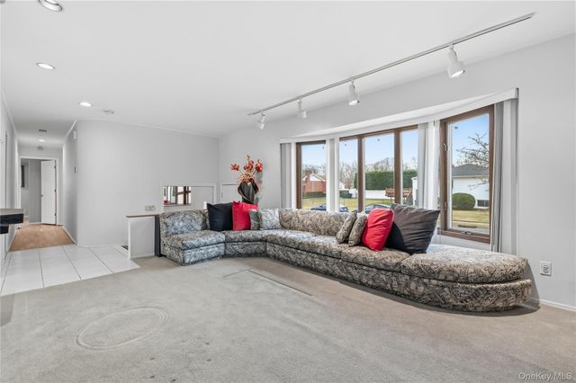 20 Steuben Drive, Oyster Bay, NY 11753