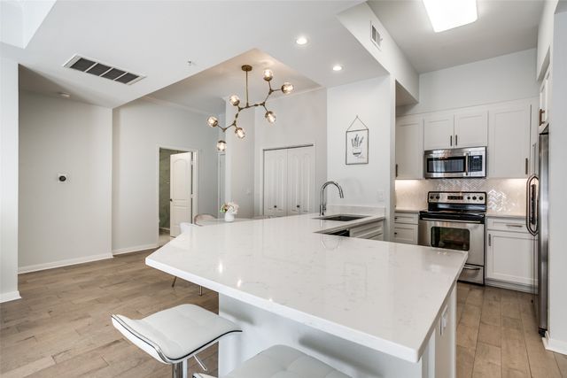 3225 Turtle Creek Boulevard 220, Dallas, TX 75219