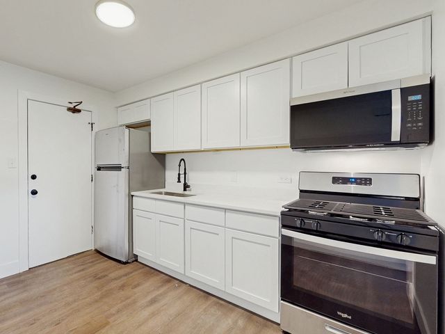 10382 Michael Todd Terrace 2W, Glenview, IL 60025
