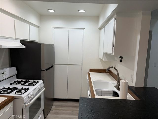 22330 Victory Boulevard 803, Woodland Hills, CA 91367
