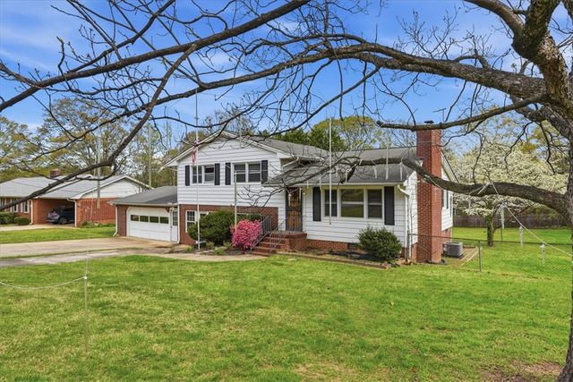 11 Spring Valley Road, Greenville, SC 29615