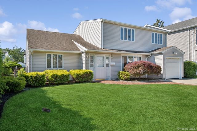 7 Blanche Street, Plainview, NY 11803