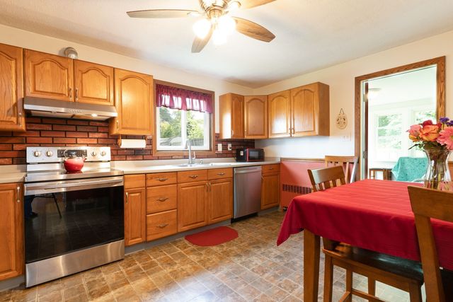 15 Maple Ter, Palmer, MA 01080
