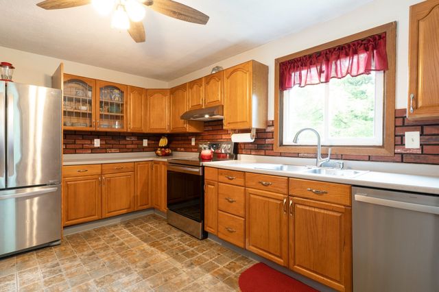 15 Maple Ter, Palmer, MA 01080
