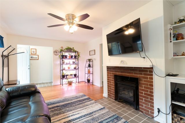 15 Maple Ter, Palmer, MA 01080