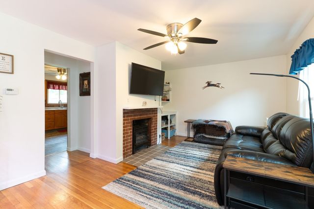 15 Maple Ter, Palmer, MA 01080