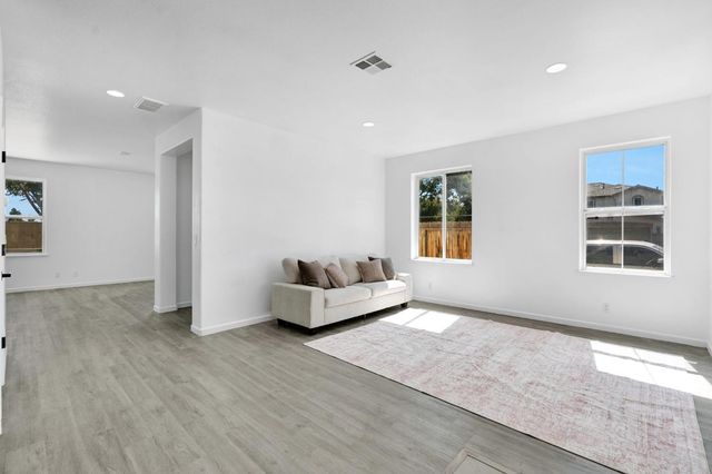 5306 E Tower Avenue, Fresno, CA 93725