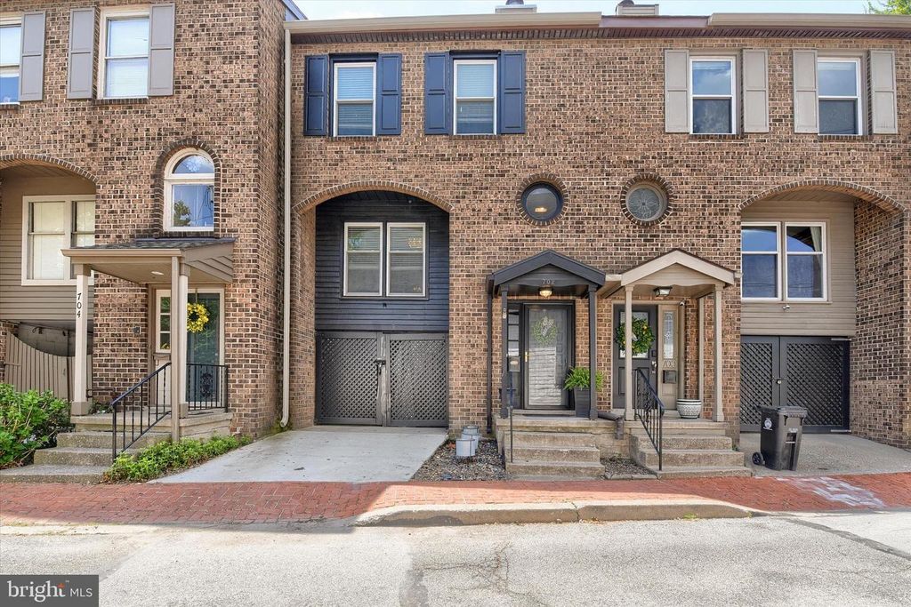 702 SHOWERS ST, Harrisburg, PA 17104