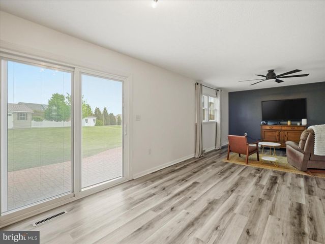 1420 MILLENNIUM DR, Chambersburg, PA 17202