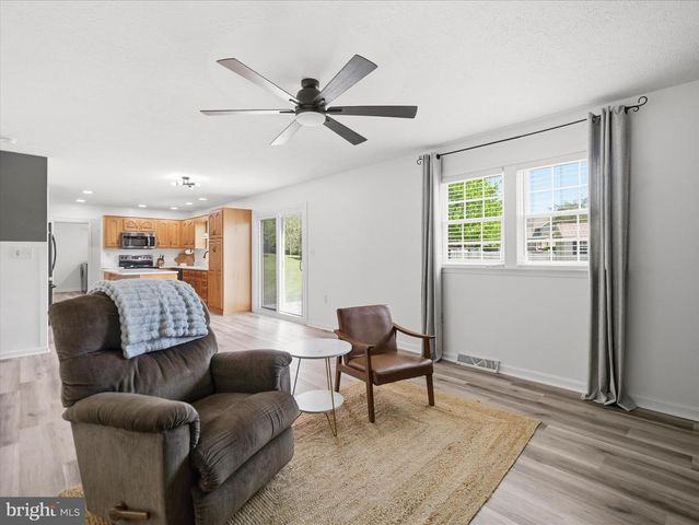 1420 MILLENNIUM DR, Chambersburg, PA 17202