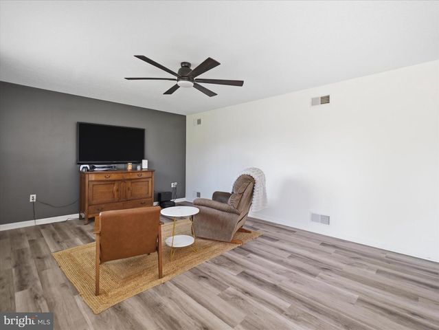 1420 MILLENNIUM DR, Chambersburg, PA 17202