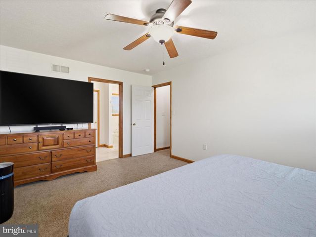 1420 MILLENNIUM DR, Chambersburg, PA 17202