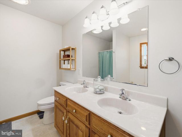 1420 MILLENNIUM DR, Chambersburg, PA 17202