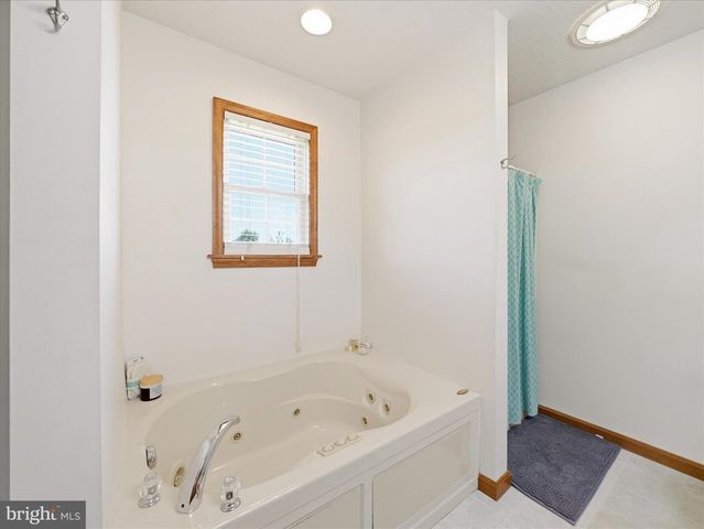 1420 MILLENNIUM DR, Chambersburg, PA 17202