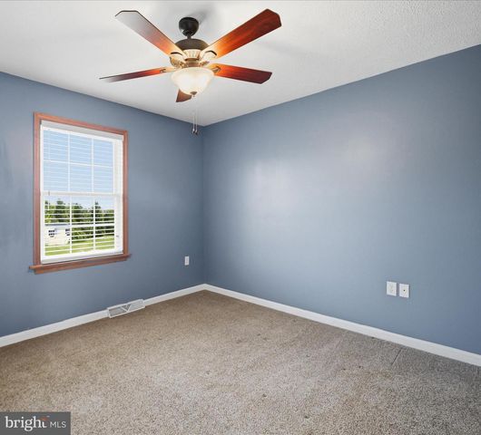 1420 MILLENNIUM DR, Chambersburg, PA 17202