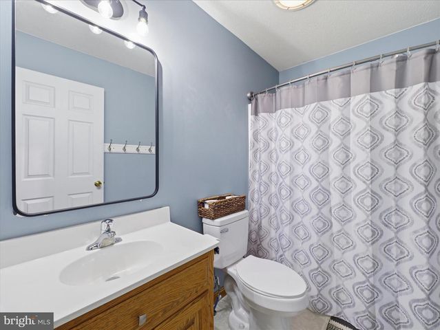 1420 MILLENNIUM DR, Chambersburg, PA 17202