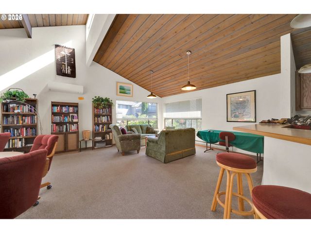 1986 LAKE ISLE Dr, Eugene, OR 97401