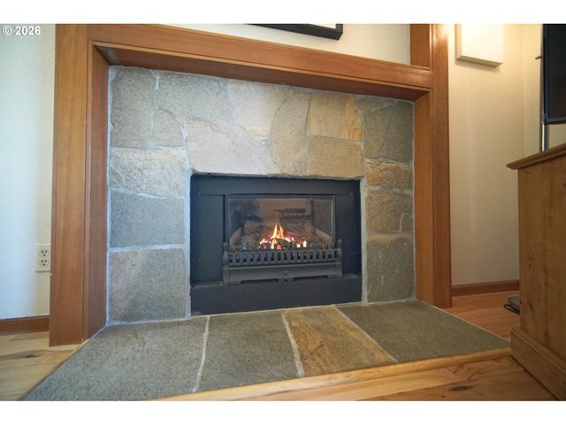 1986 LAKE ISLE Dr, Eugene, OR 97401