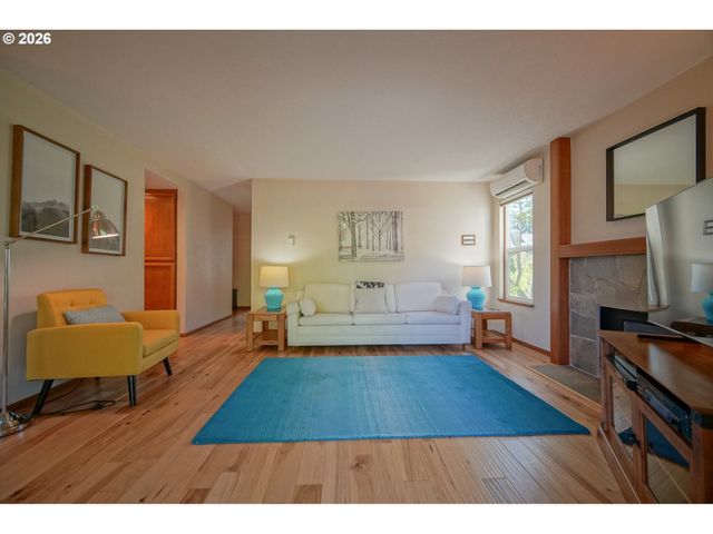 1986 LAKE ISLE Dr, Eugene, OR 97401